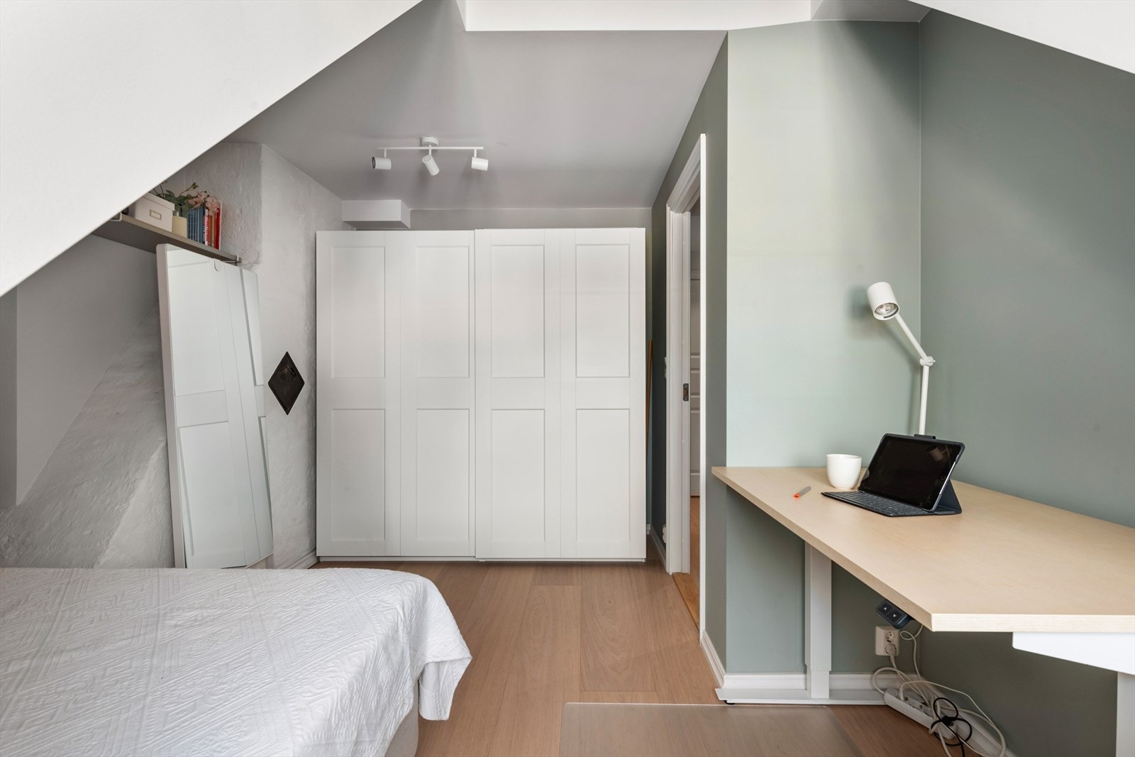 Soverom 2 - Godt med skapplass. Galleribilde