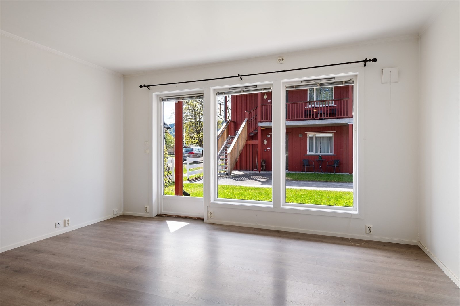 Fra stua er det utgang til et koselig uteområdet. Galleribilde