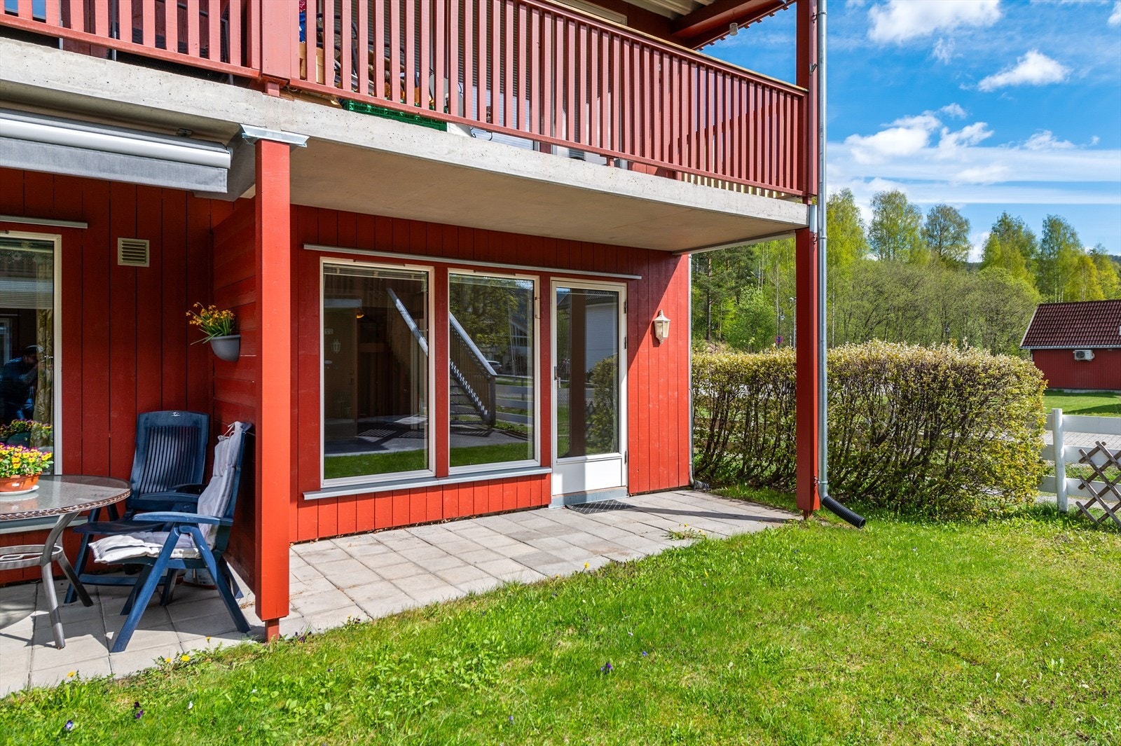 Hellebelagt uteområdet. Galleribilde