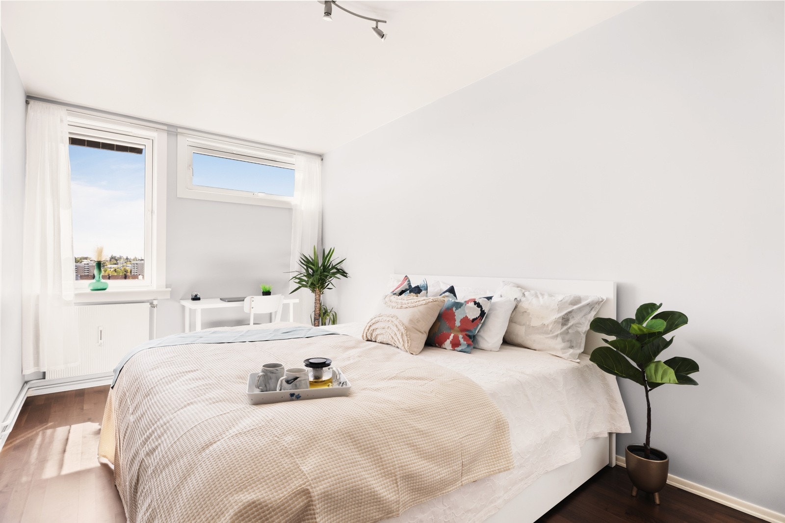 Lyst og romslig soverom Galleribilde