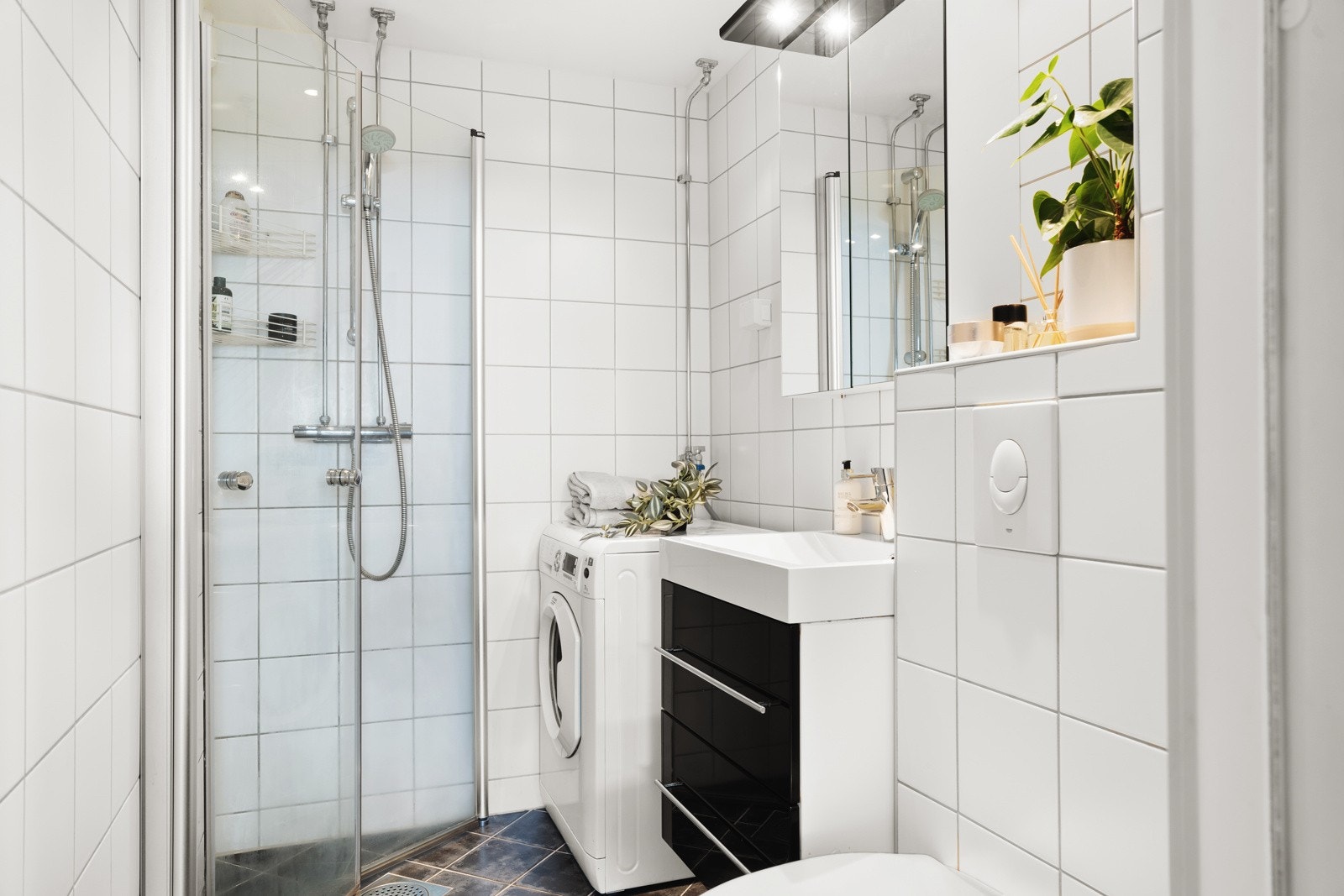 Gulvvarme, downlights, vegghengt toalett og opplegg til vaskemaskin Galleribilde