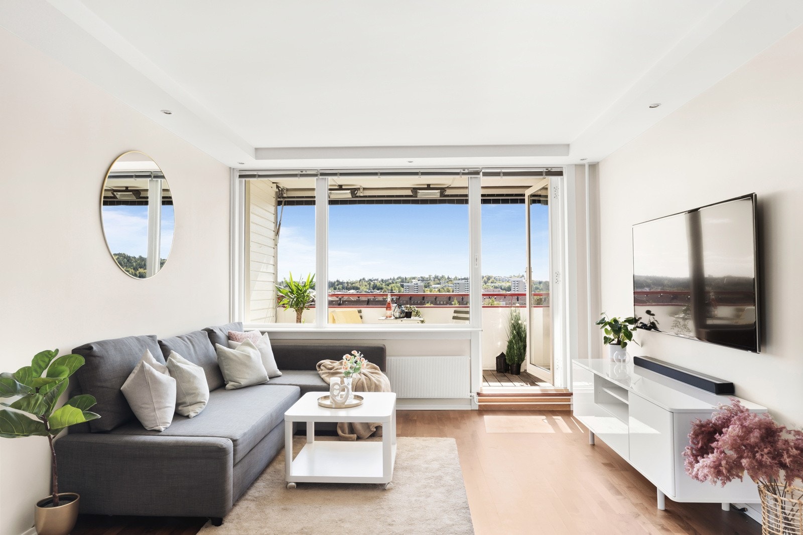 Fra stuen er det flott utsikt og utgang til solrik sydvestvendt balkong på 5 kvm Galleribilde