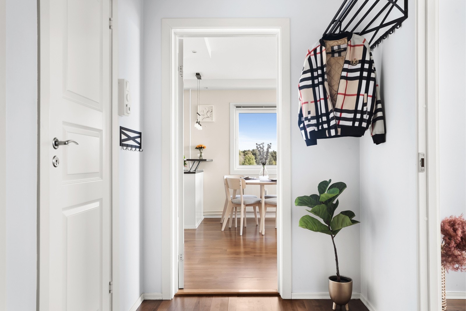 Entré med garderobeplasss og bod/walk-in closet Galleribilde