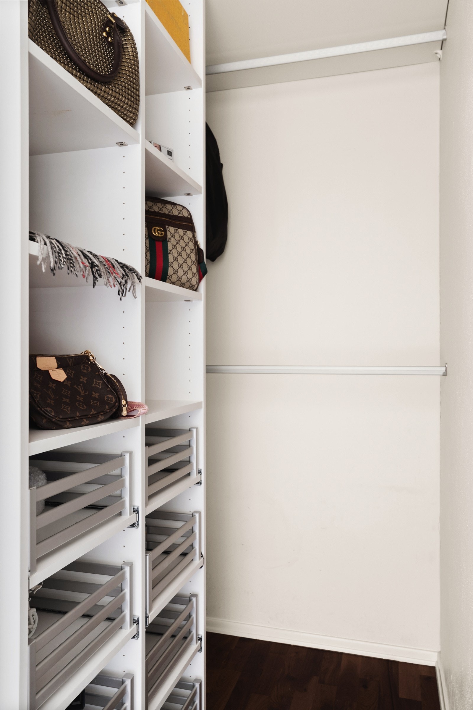 Innvendig bod/walk- in closet Galleribilde