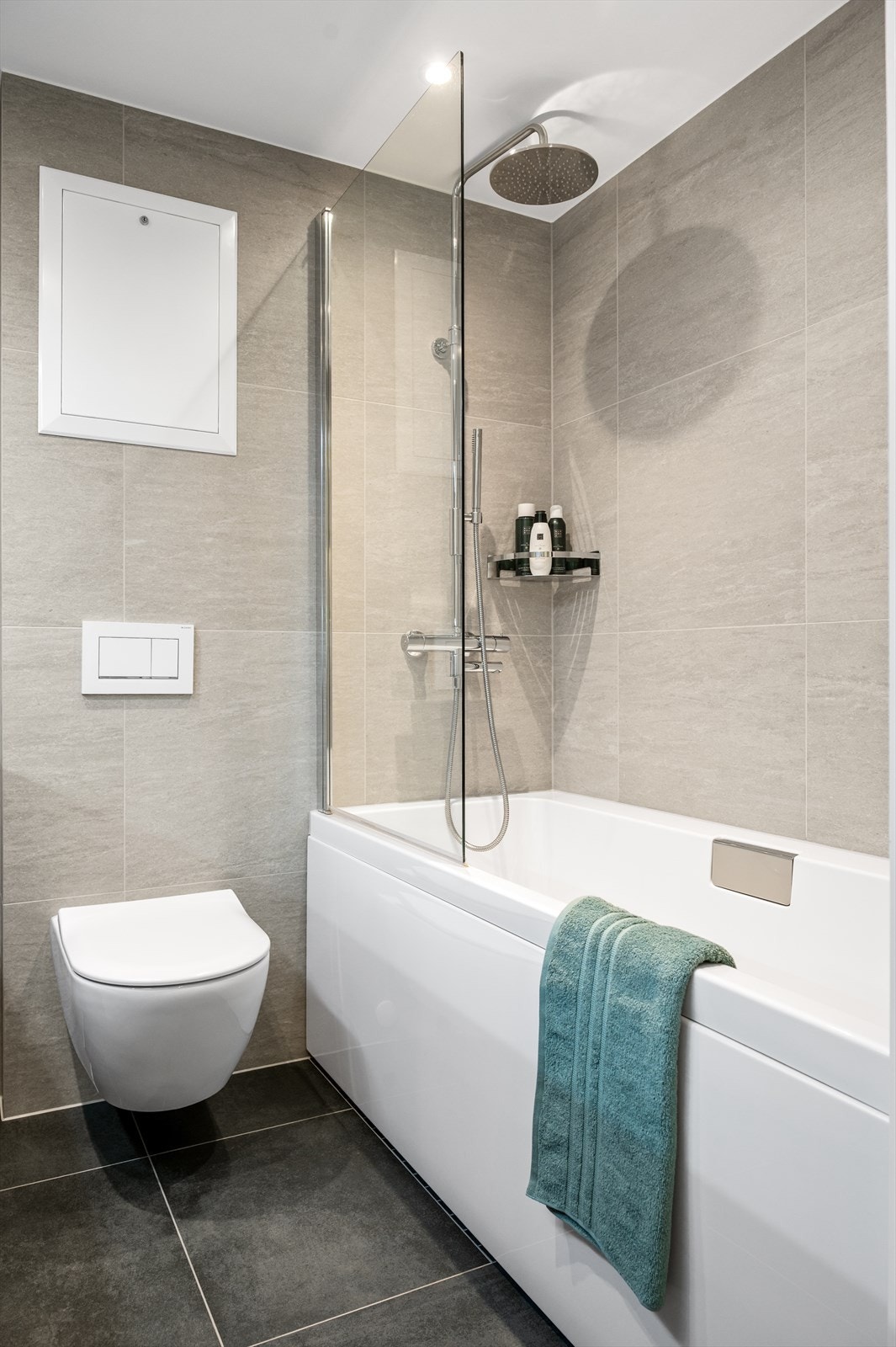 Videre har badet dusj fra Tapwell og badekar. Toalettet er vegghengt. Galleribilde