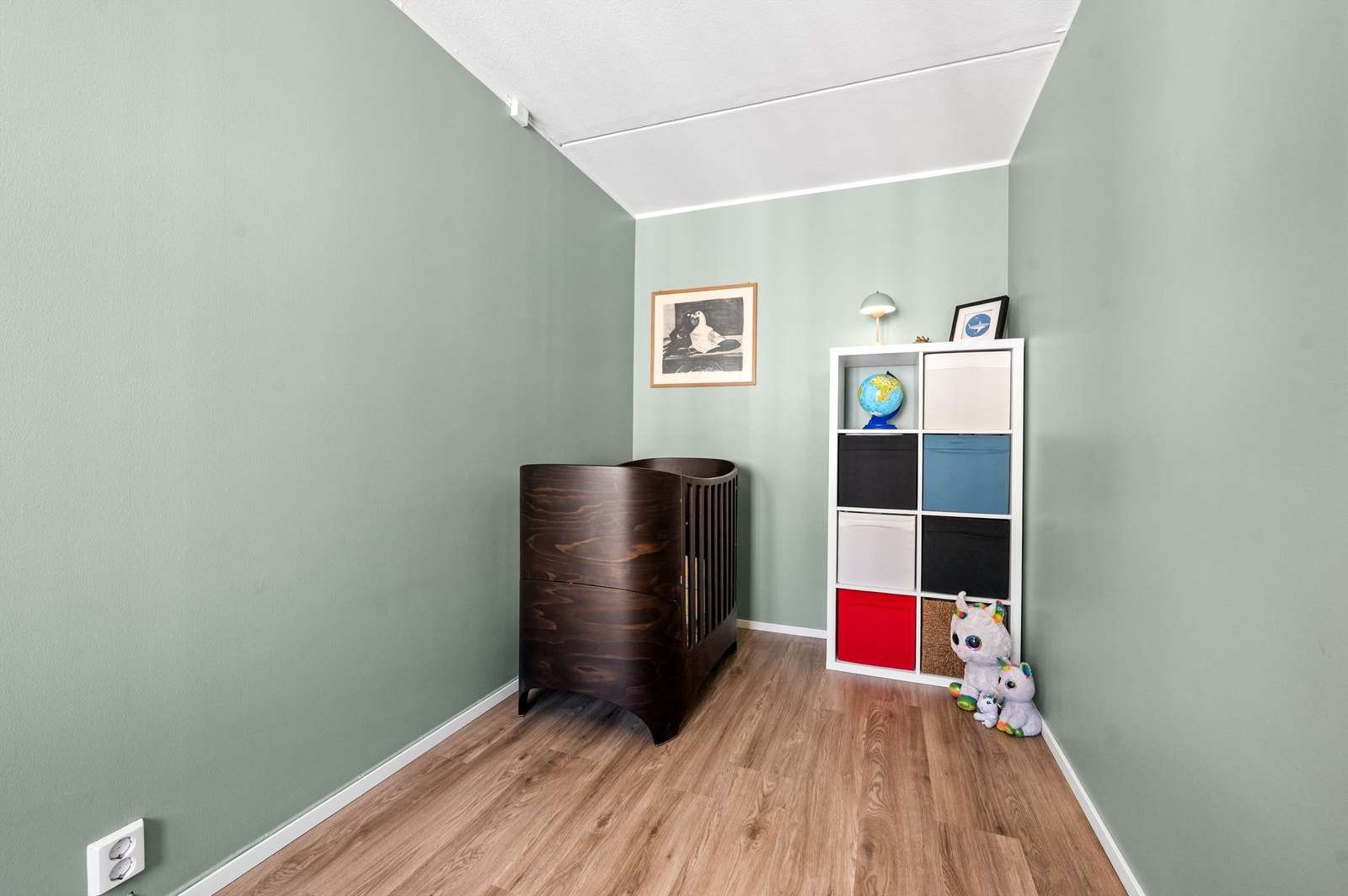 Deler av barnerom er opprinnelig byggemeldt som bod og denne delen av rommet er derfor ikke godkjent for varig opphold. Se punkt om ferdigattest for nærmere informasjon. Galleribilde