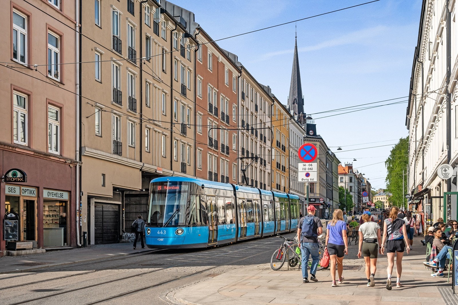 Her er det enkelt å bo, med og uten bil. Svært godt kollektivtilbud med både trikkeholdeplass like i nærområdet. Galleribilde