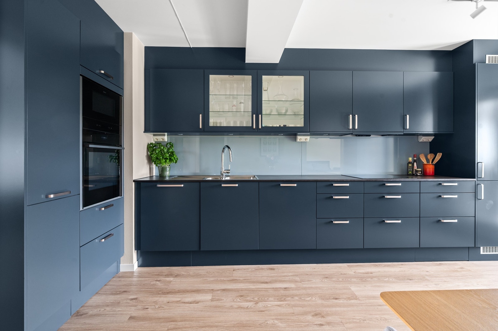 Det er rikelig med oppbevaringsplass i både skuffer og skap med glatte fronter. Varmtvannsbereder fra Oso montert i benkeskap. Galleribilde