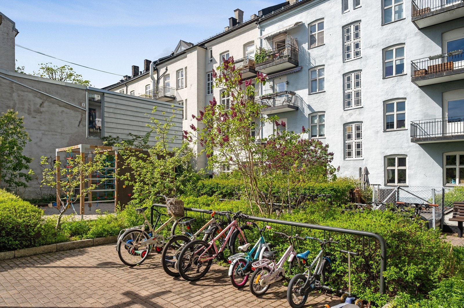 Andelen har rettighet til å leie garasjeplass i felles garasjeanlegg. Galleribilde