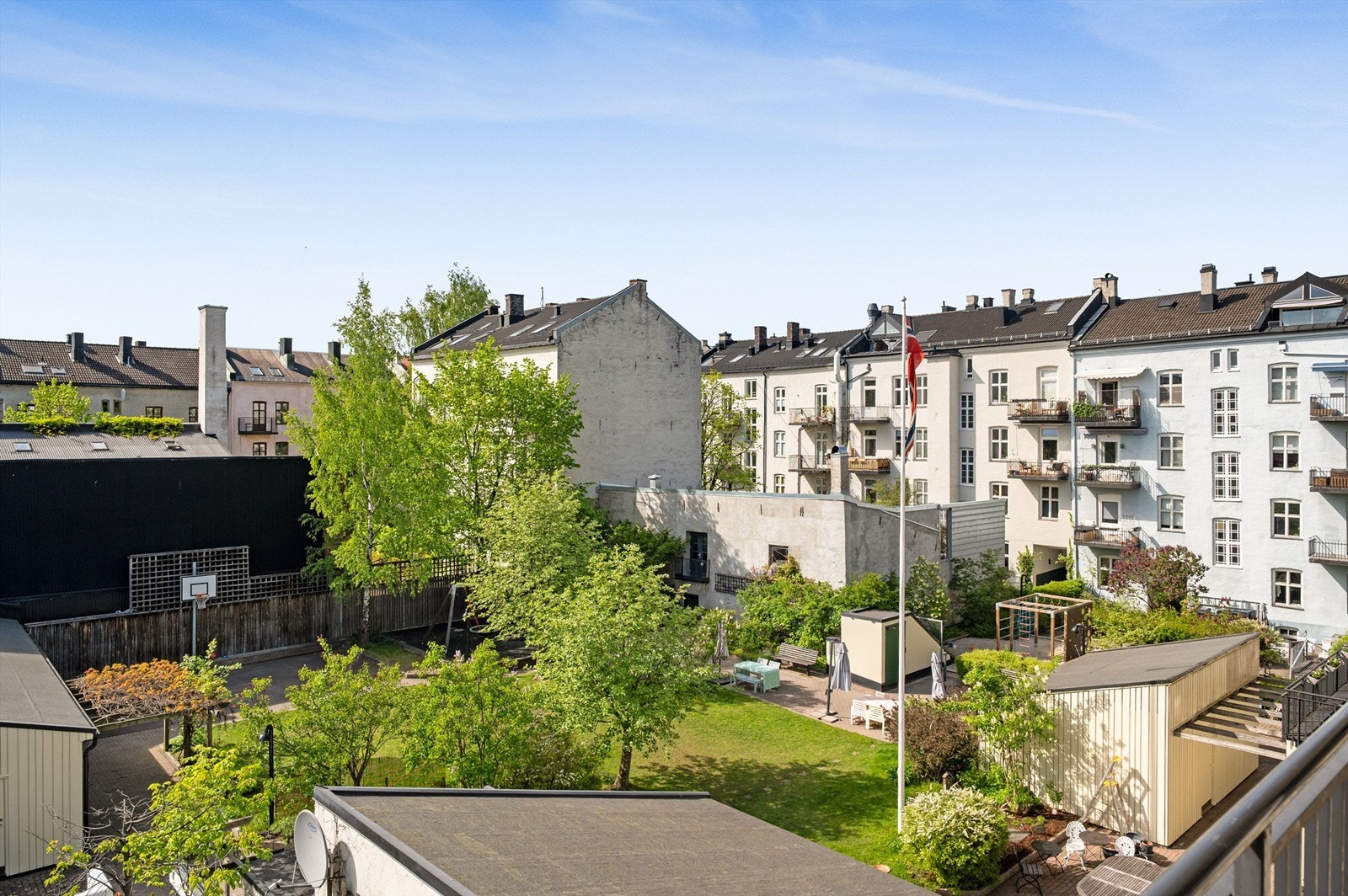 Det er gode muligheter for å nyte sommeren også i borettslagets herlige bakgård innredet med felles griller og verktøysboder. Galleribilde