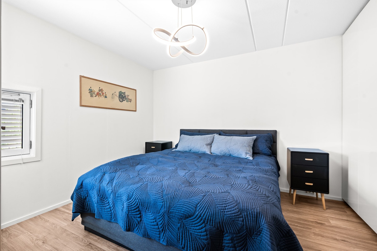 Hovedsoverommet er av god størrelse og kan enkelt innredes med både dobbeltseng og tilhørende nattbord. Det er rikelig med oppbevaringsplass i et romslig garderobeskap. Galleribilde