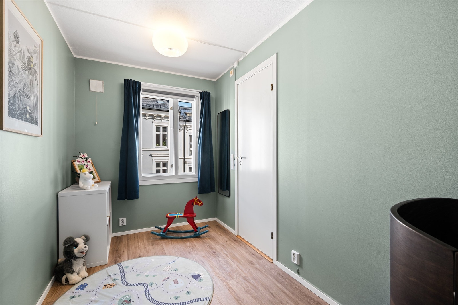 Leilighetens andre soverom er også romslig og passer ypperlig som barnerom, gjesterom eller kontor. Her er det god plass til seng, pult eller annet ønskelig møblement. Galleribilde