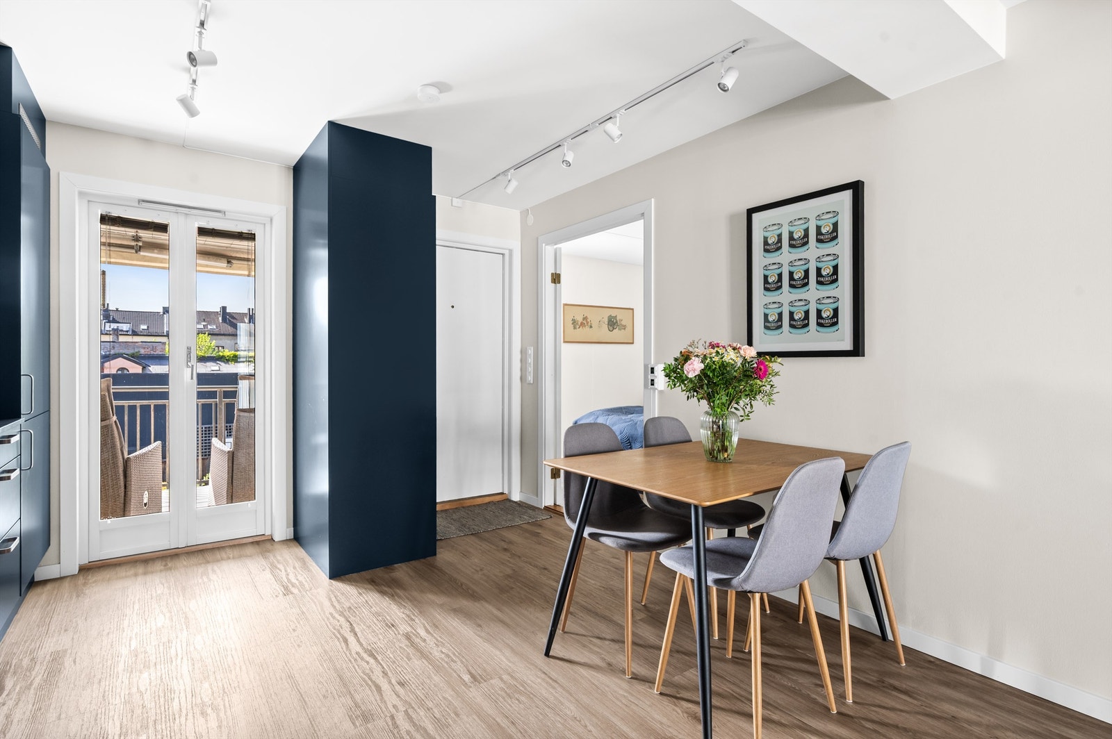 Kjøkkenet er av god størrelse og har naturlig og fin plass for å innrede med et spisebord der venner og familie kan inviteres på middagsselskaper. Galleribilde