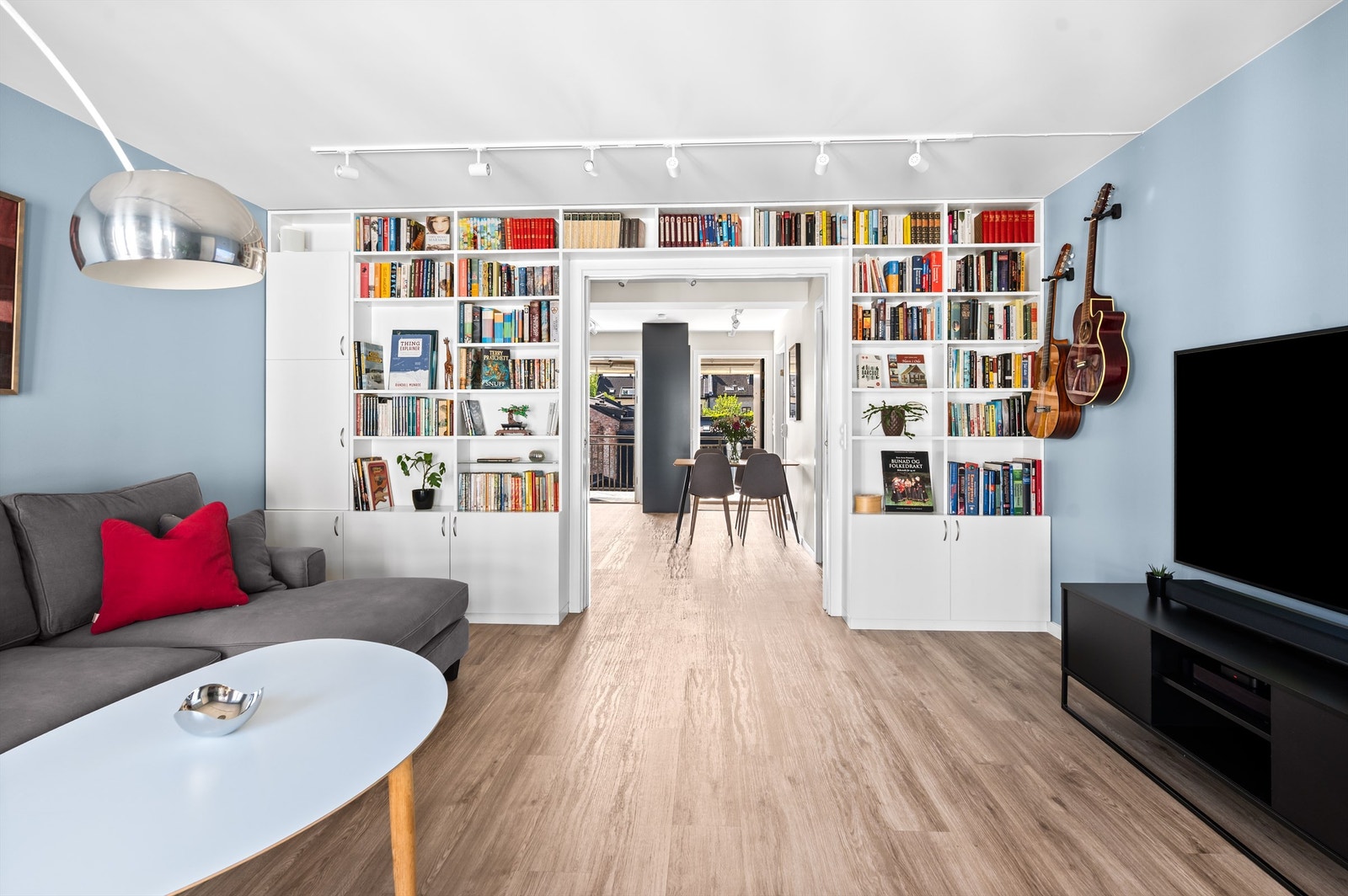 Stue og kjøkken ligger i delvis åpen løsning. Galleribilde