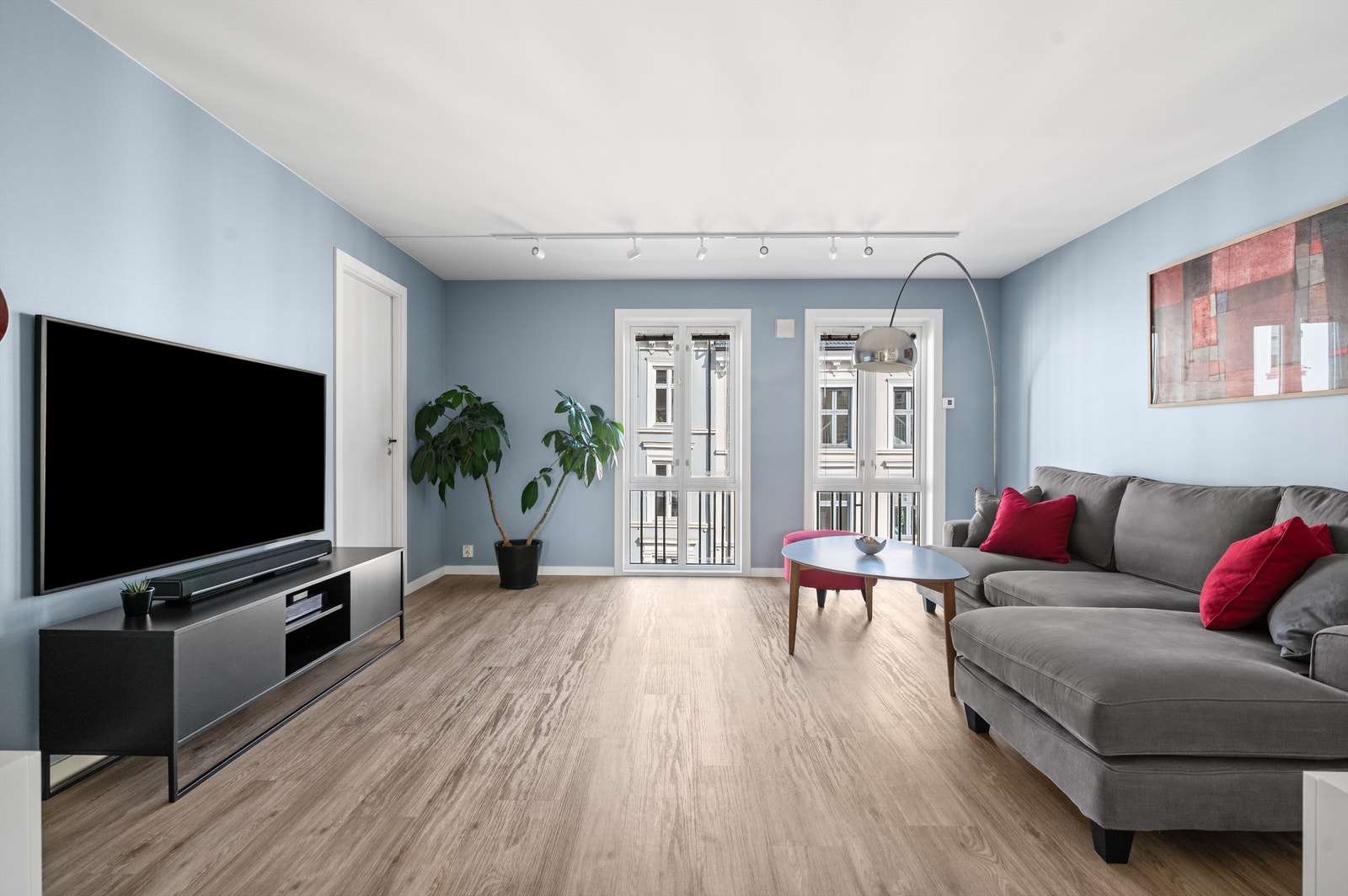 Stuen er romslig og kan enkelt innredes med sofa, sofabord og tv-sjenk. Galleribilde