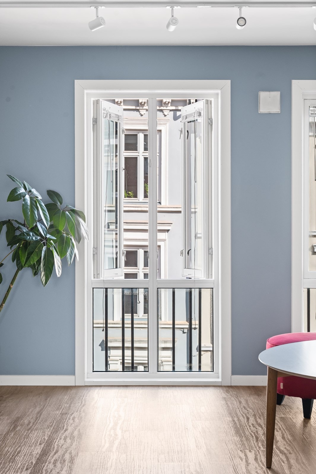 Boligen er tilknyttet Telia som leverandør av kabel-tv og internett, der avgiften er inkludert i felleskostnadene. Galleribilde