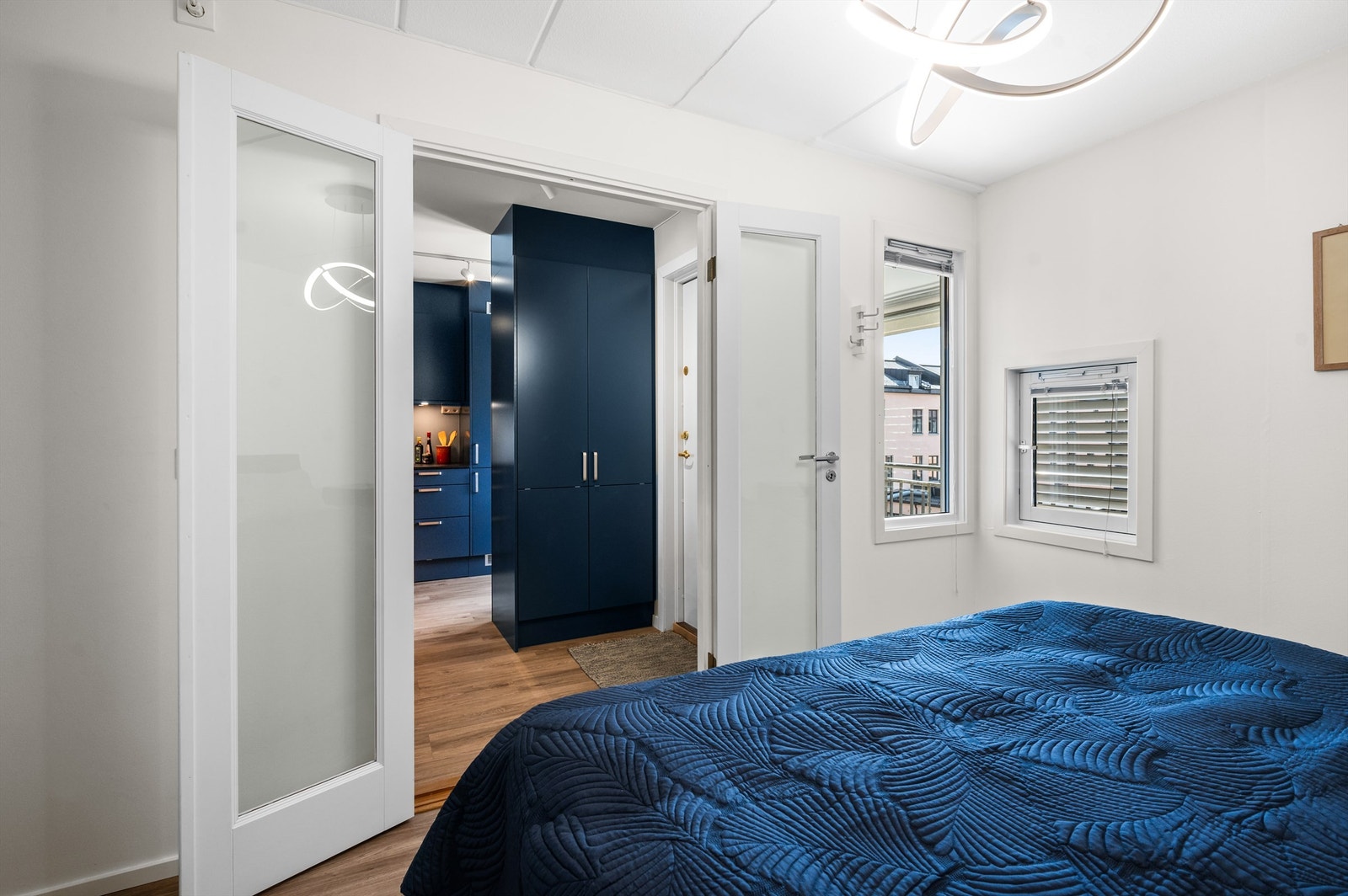 Hovedsoverommet vender mot en rolig bakgård slik at du kan nyte en god natts søvn uforstyrret. Galleribilde