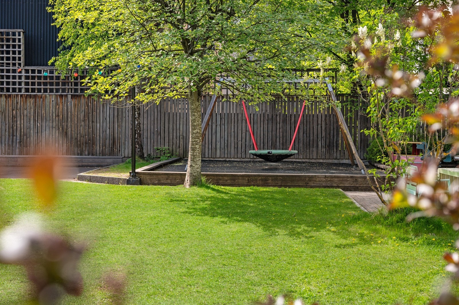 Selv om man bor midt i en yrende bydel har man tilgang på en fantastisk, fredelig bakgård som det er vanskelig å matche! Galleribilde