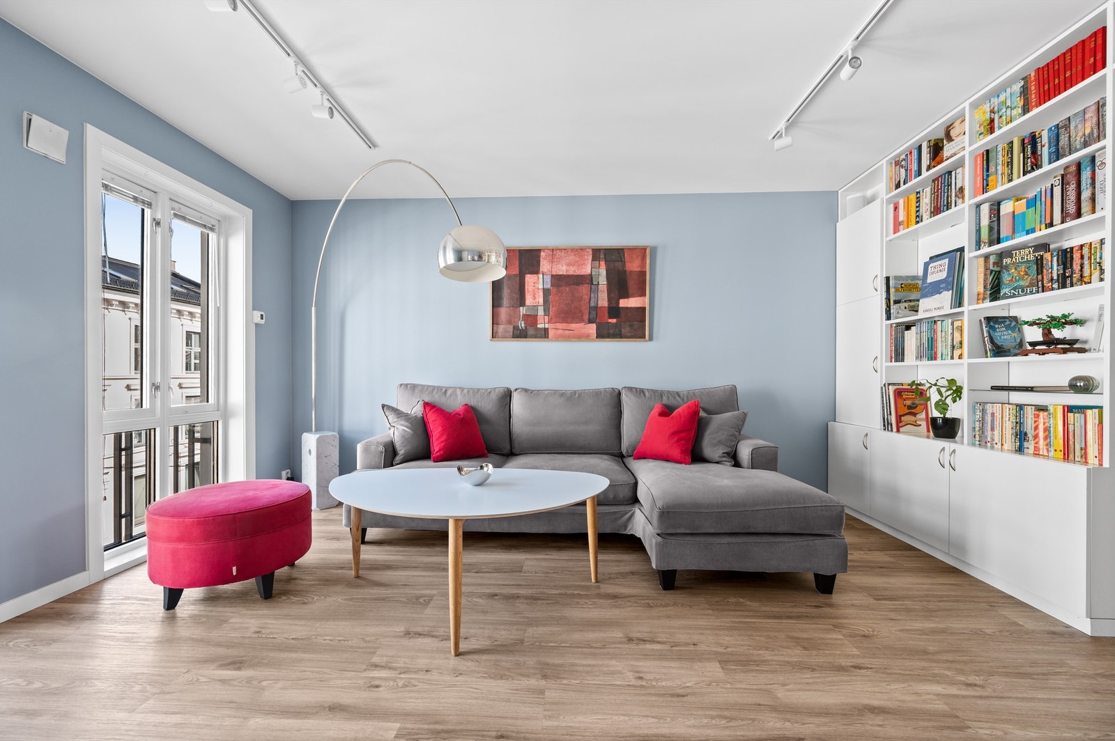 Nytt gulv i hele leiligheten med varmefolie i oppholdsrom. Varmefolien styres i egne soner for stue, kjøkken og entré. Galleribilde