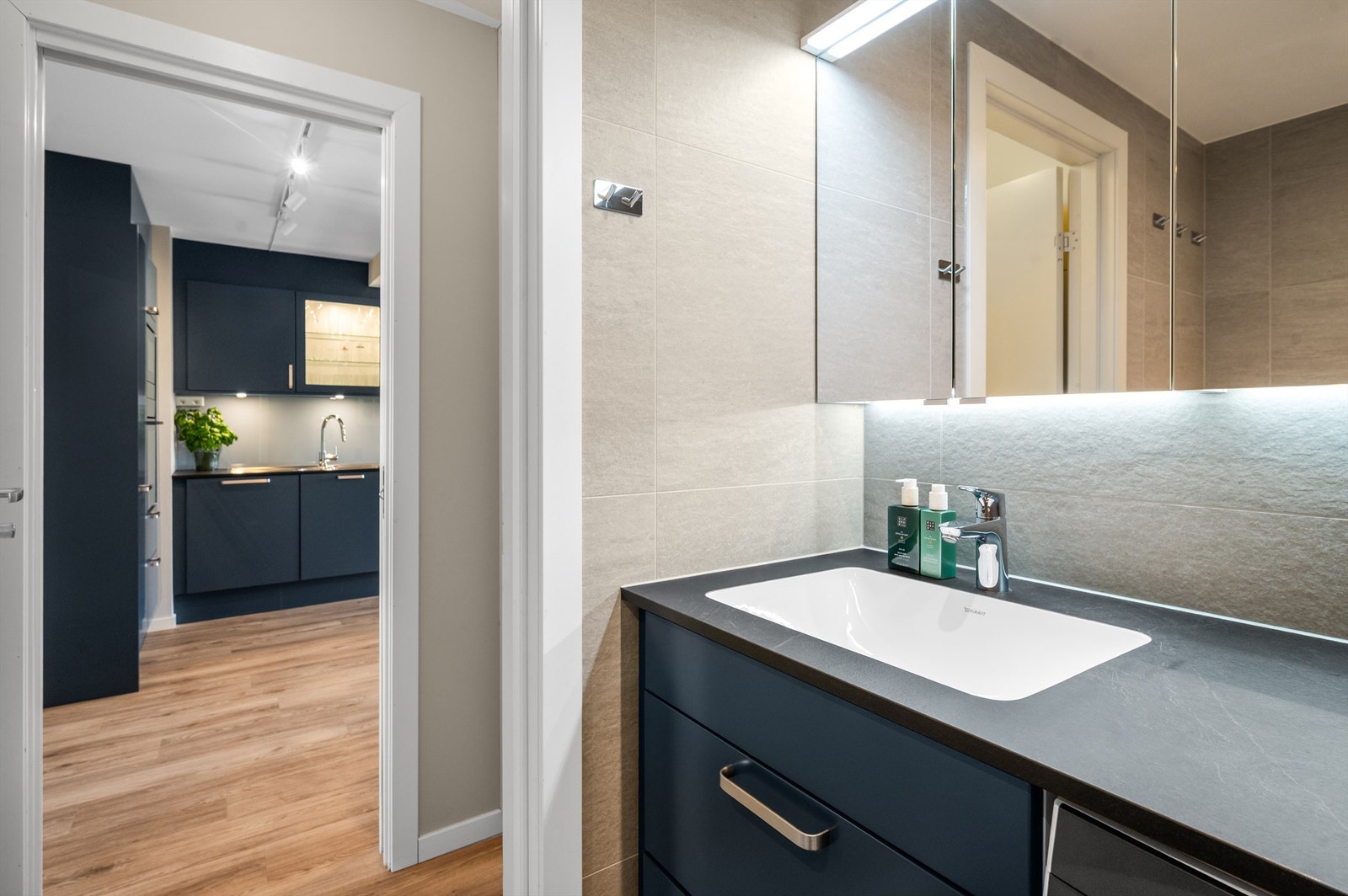 Over servanten er det et praktisk speilskap med oppbevaringsplass. Det er opplegg for vaskemaskin. Galleribilde