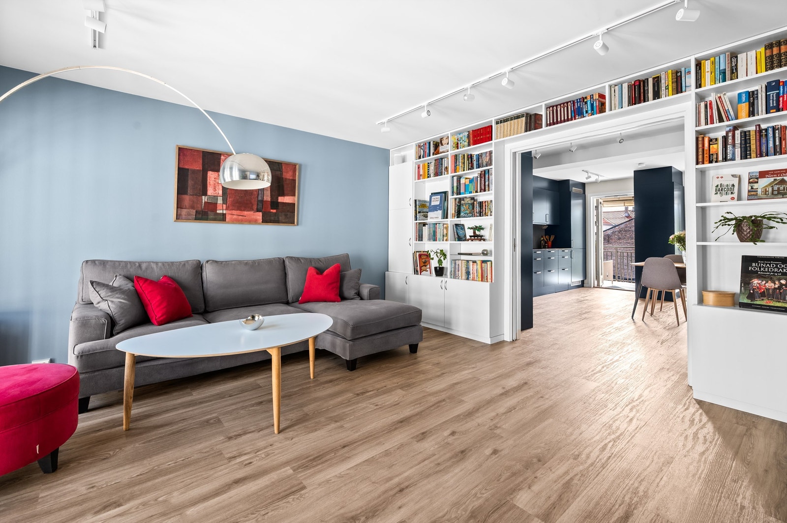 En tiltalende og gjennomført 3-roms andelsleilighet med utgang til en solrik svalgang som fungerer som en egen uteplass. Galleribilde