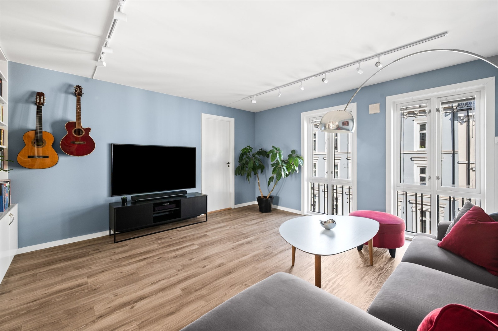 Store vindusflater sørger for rikelig med lysinnslipp som skaper en lys og luftig atmosfære i boligen. Galleribilde