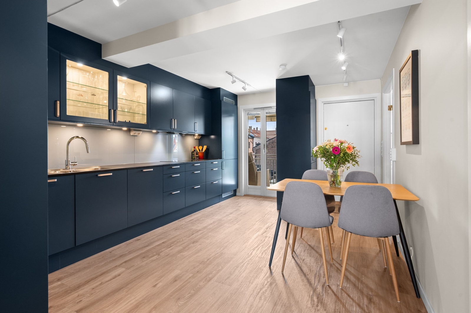 For mange er kjøkkenet det viktigste rommet i leiligheten, og her har du rikelig med boltreplass for matlagingen! Galleribilde