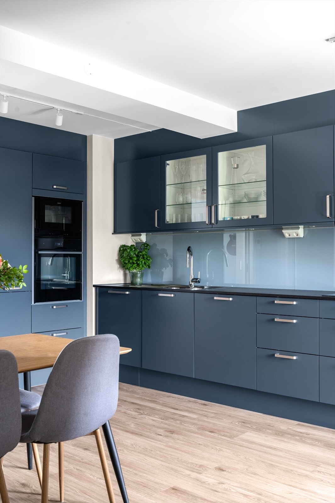 Kvalitetshvitevarer er sømløst integrert i innredningen. Kombiskap, induksjonstopp og oppvaskmaskin fra AEG, samt stekeovn og mikrobølgeovn levert av Neff. Koketoppen er tilkoblet en ventilator fra Røroshetta. Galleribilde