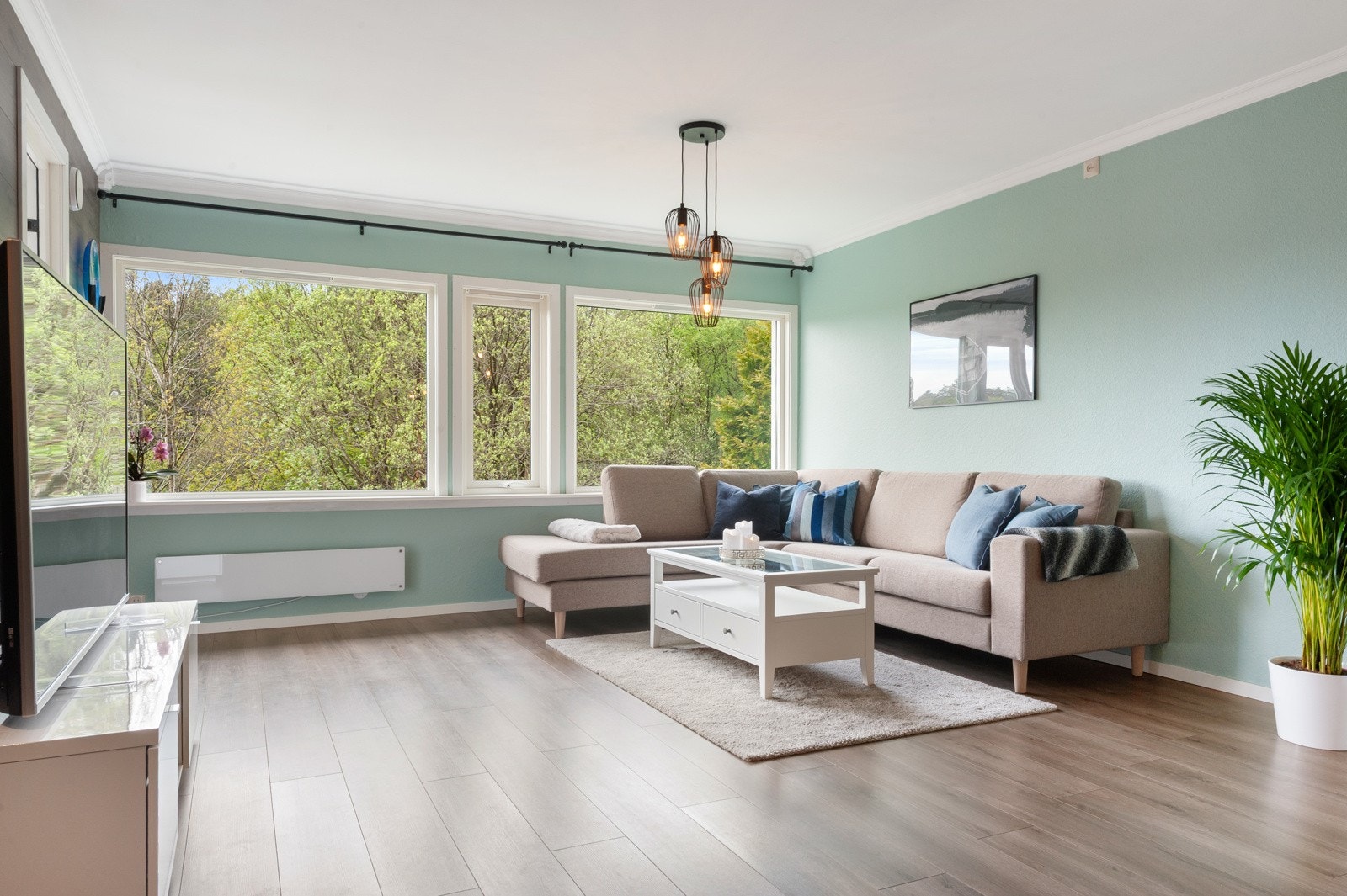 Store vindusflater gir gode lysforhold. Galleribilde