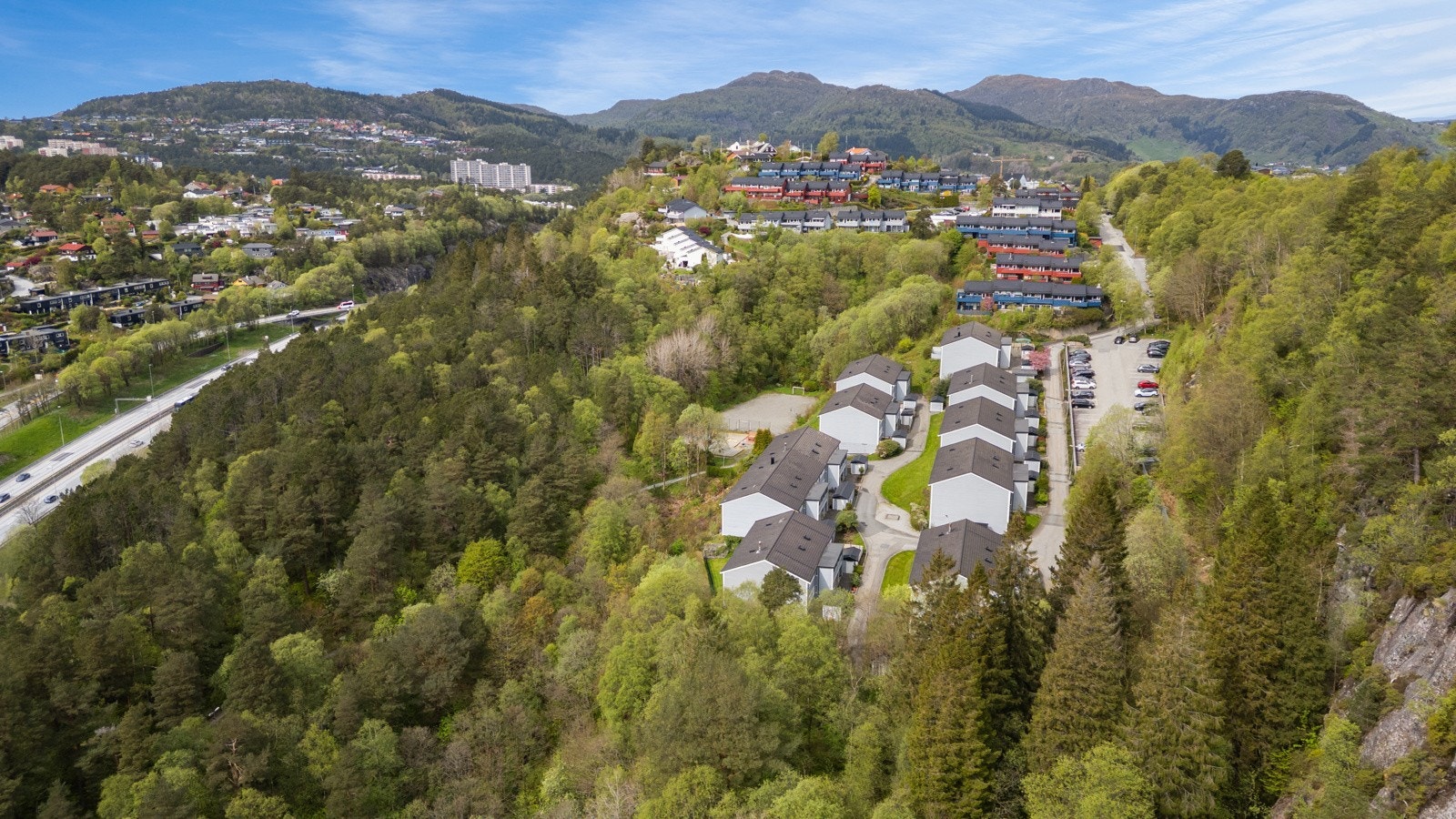 Dronefoto over borettslaget. Galleribilde