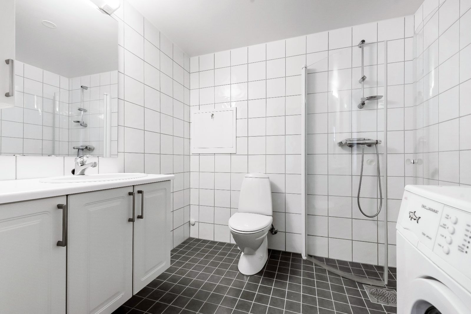 Bad med varmekabler i gulv, vaskemaskin følger med under leieforholdet. Galleribilde