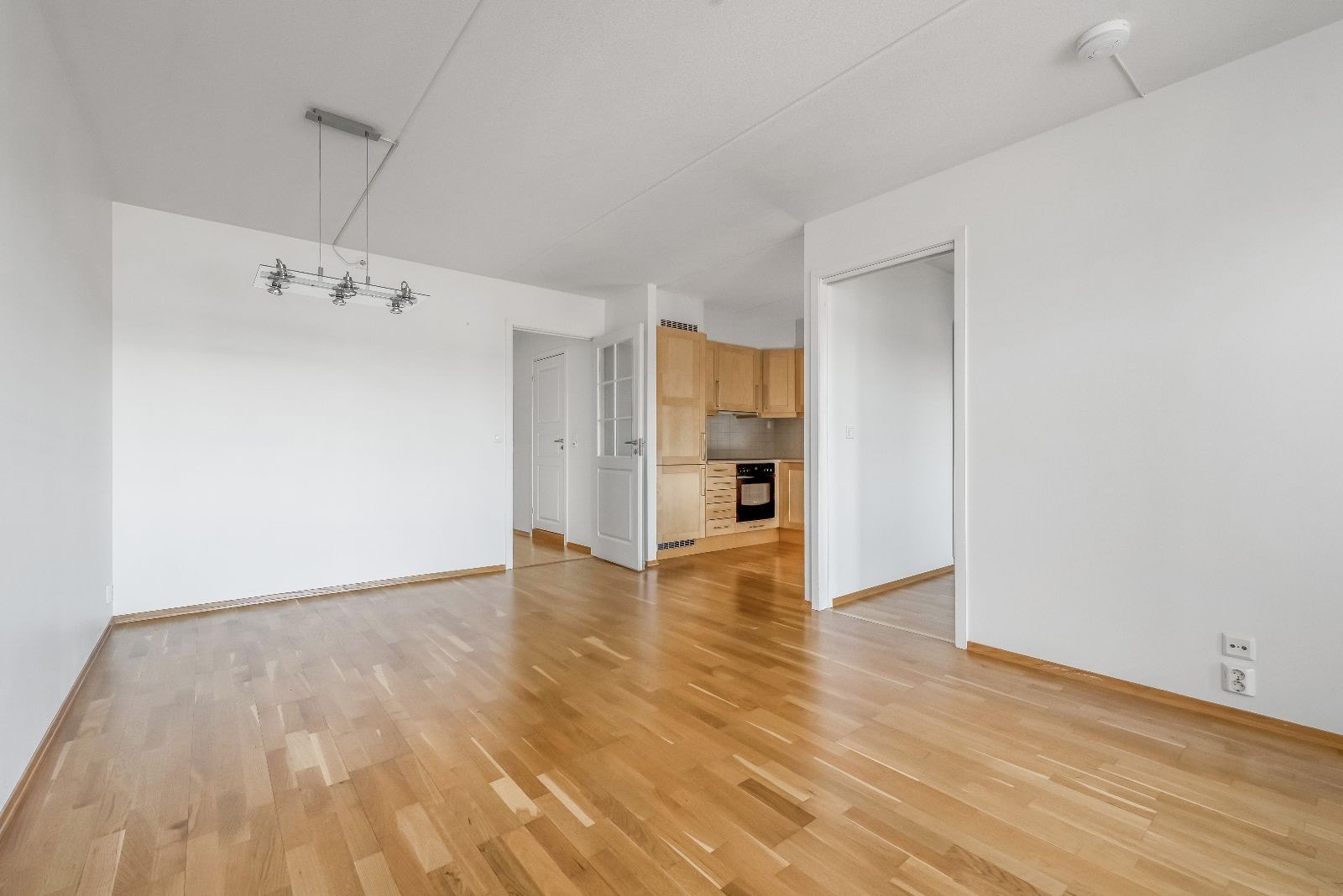 Stuen i åpen løsning med kjøkkenkrok. Det er også direkte tilgang til balkong. Galleribilde