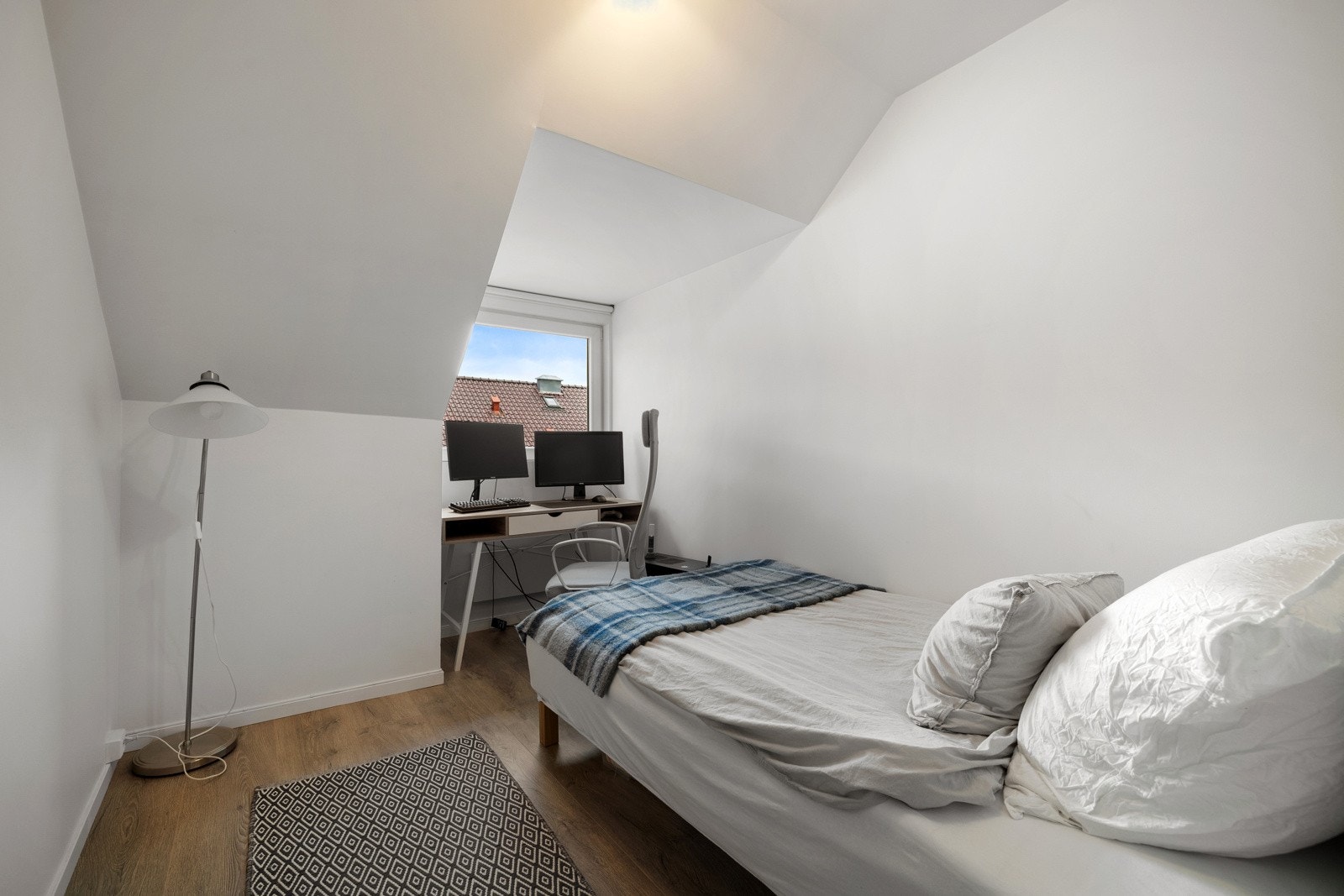 På loftet er det et medfølgende og innredet loftsrom med felles toalettrom (ikke godkjent som varig oppholdsrom), som nåværende eier har benyttet til hjemmekontor. I tillegg er det 3 eksterne boder med gode lagringsmuligheter. Galleribilde