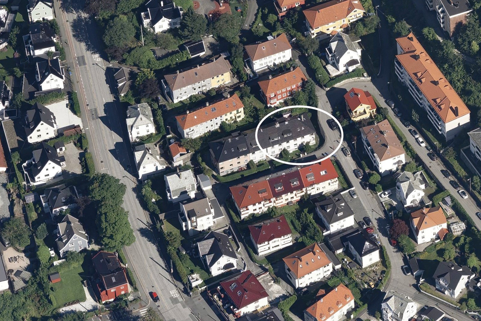 Leiligheten har en gunstig beliggenhet i Vognstølen med kort avstand til bussforbindelse, dagligvare og Haukeland universitetssykehus m.m. Galleribilde