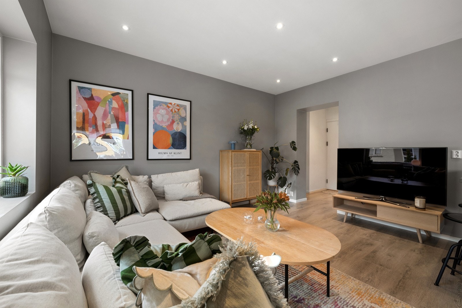 Leiligheten ble oppusset i 2019 og har gjennomgående fine kvaliteter. Nytt elektrisk anlegg med utstrakt bruk av downlights i de ulike rommene. Galleribilde