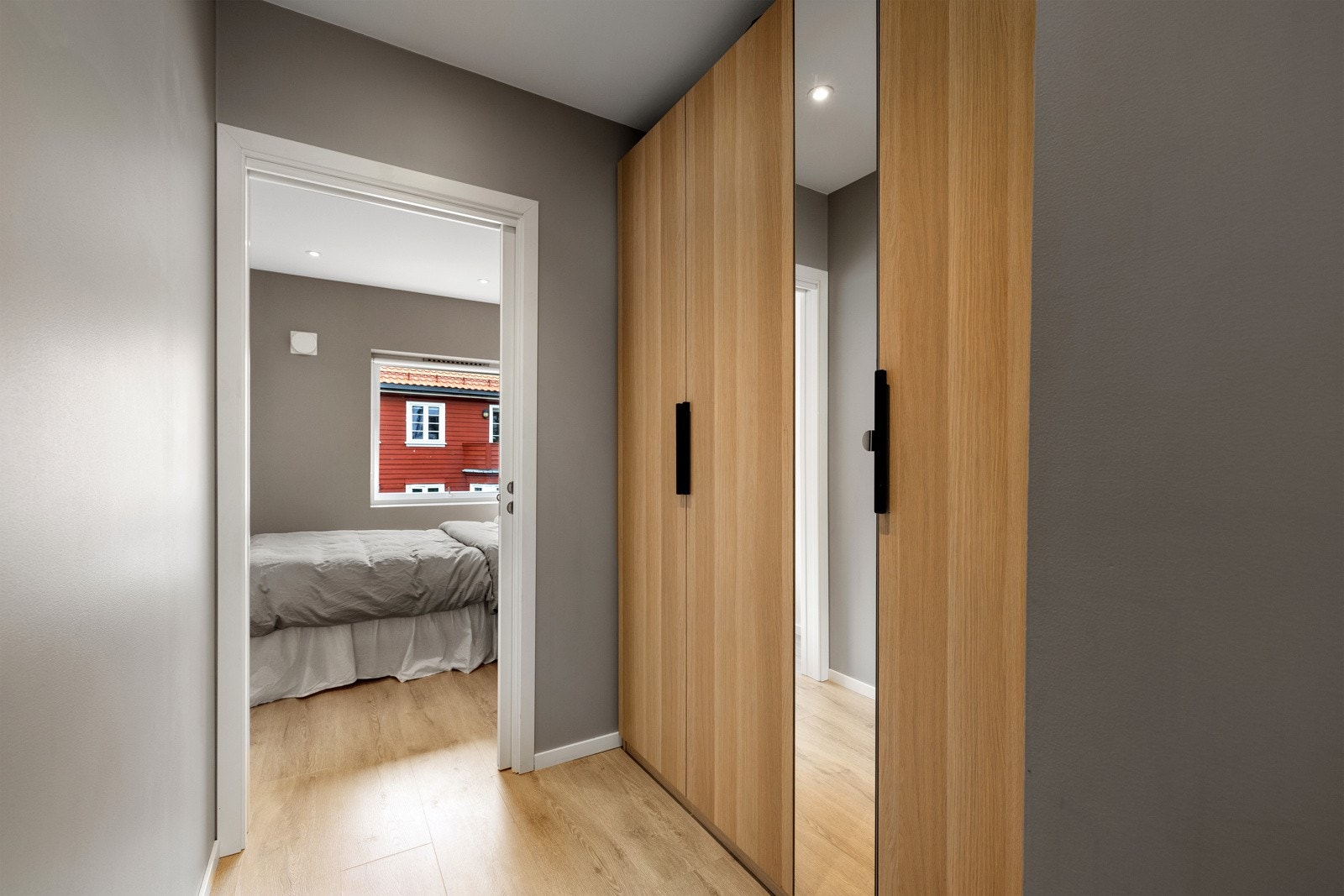 I mellomgangen mellom kjøkken og det ene soverommet, er det satt opp praktiske garderobeskap. Galleribilde