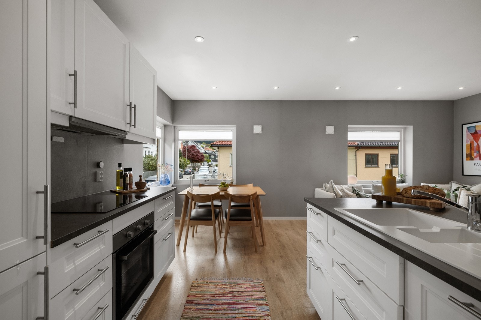 Kjøkkenøyen gir ekstra plass til skuffer og benkeplass samt avdeler sonen mellom stue og kjøkken på en god måte. Galleribilde