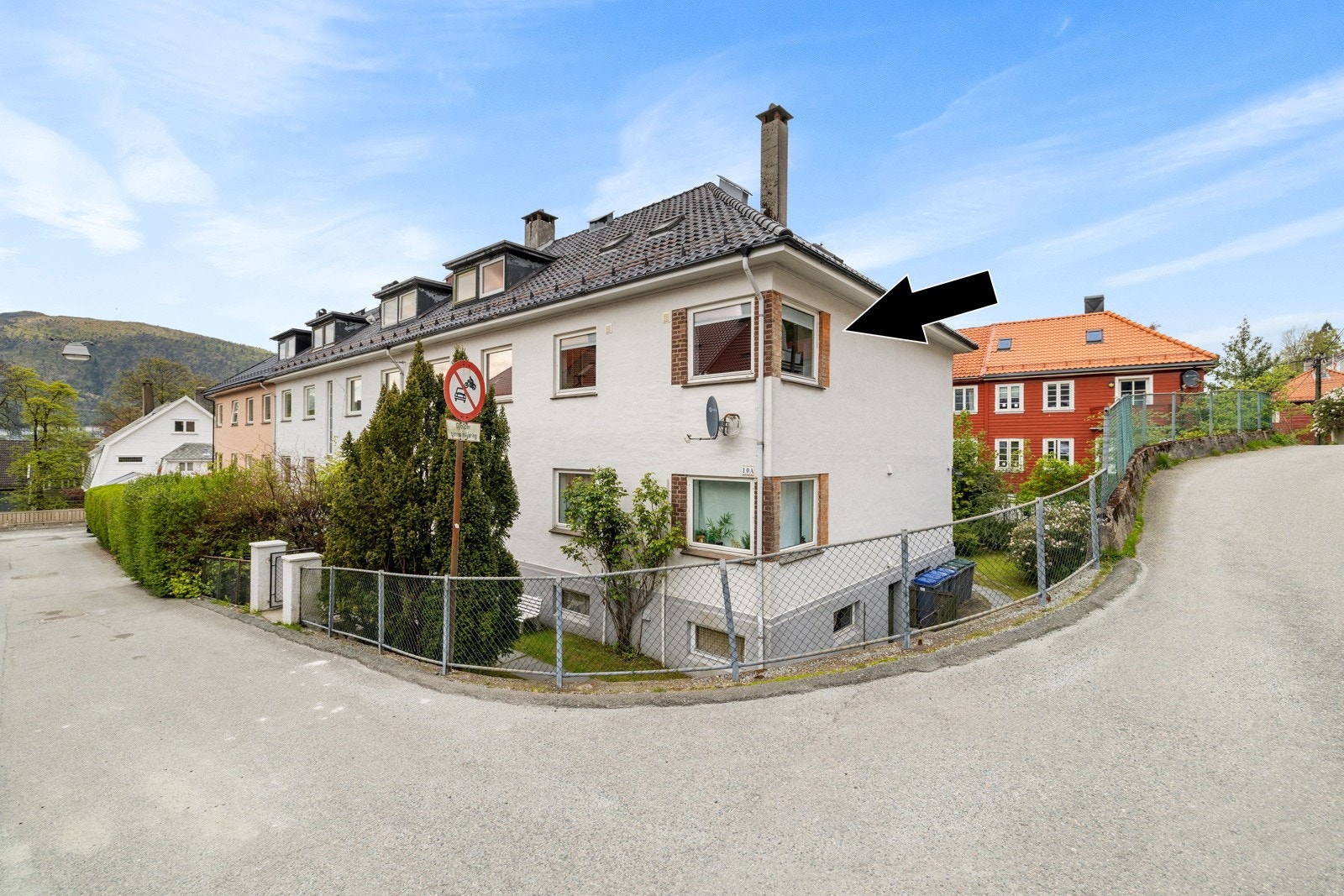 Leiligheten er en topp/endeleilighet i byggets 2. etasje. Når man har en hjørneleilighet får man eksponering mot 3 frie sider, som blant annet bidrar til gode lysforhold. Galleribilde