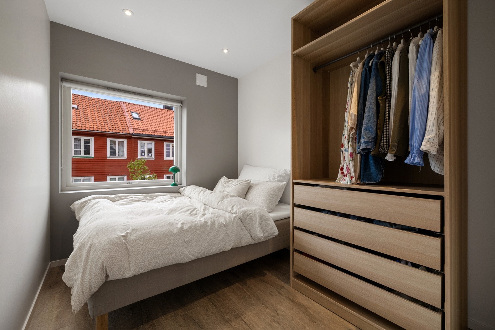 Leiligheten har 2 soverom, som er malte i harmoniske fargetoner. Innredning med oppheng og skuffer medfølger i salget. Galleribilde