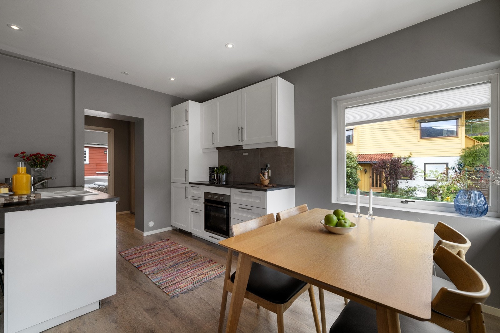 Det er åpen løsning mellom stue og kjøkken, som bidrar til en fin "flyt" mellom rommene. Galleribilde