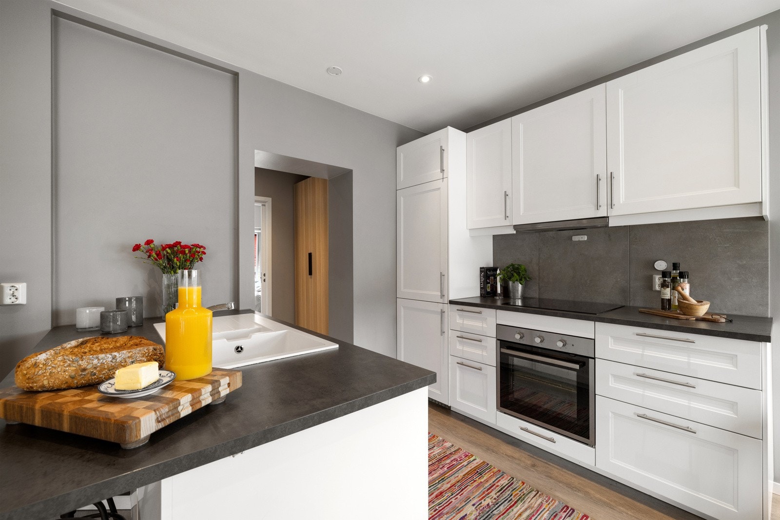 Nytt Ikea kjøkken i 2019, som har en tidløs og moderne stil. Alle hvitevarer er integrerte og medfølger i handelen. Galleribilde