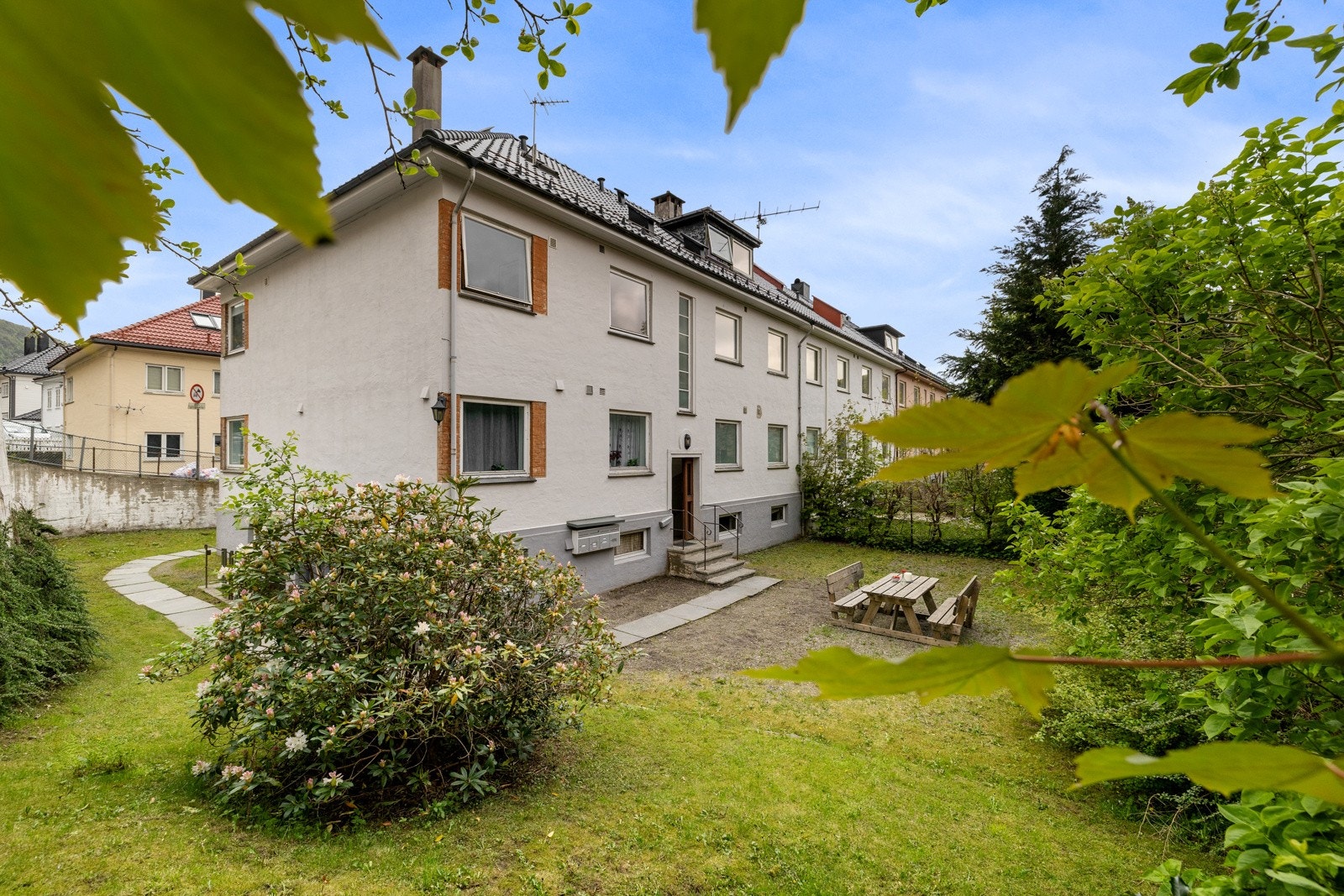 Opparbeidet og felles hage med sittegruppe, som kan benyttes av sameierne. Det er 4 seksjoner i sameiet. Galleribilde