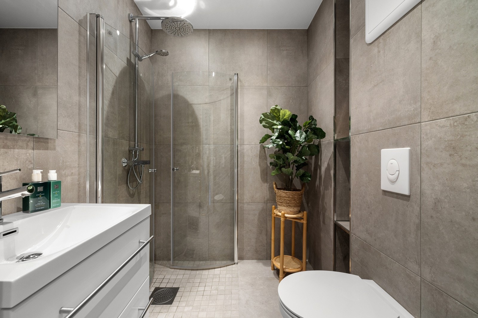 Nytt og lekkert baderom fra 2019 med tidsriktige fliser og nytt rør-i-rør system. Galleribilde