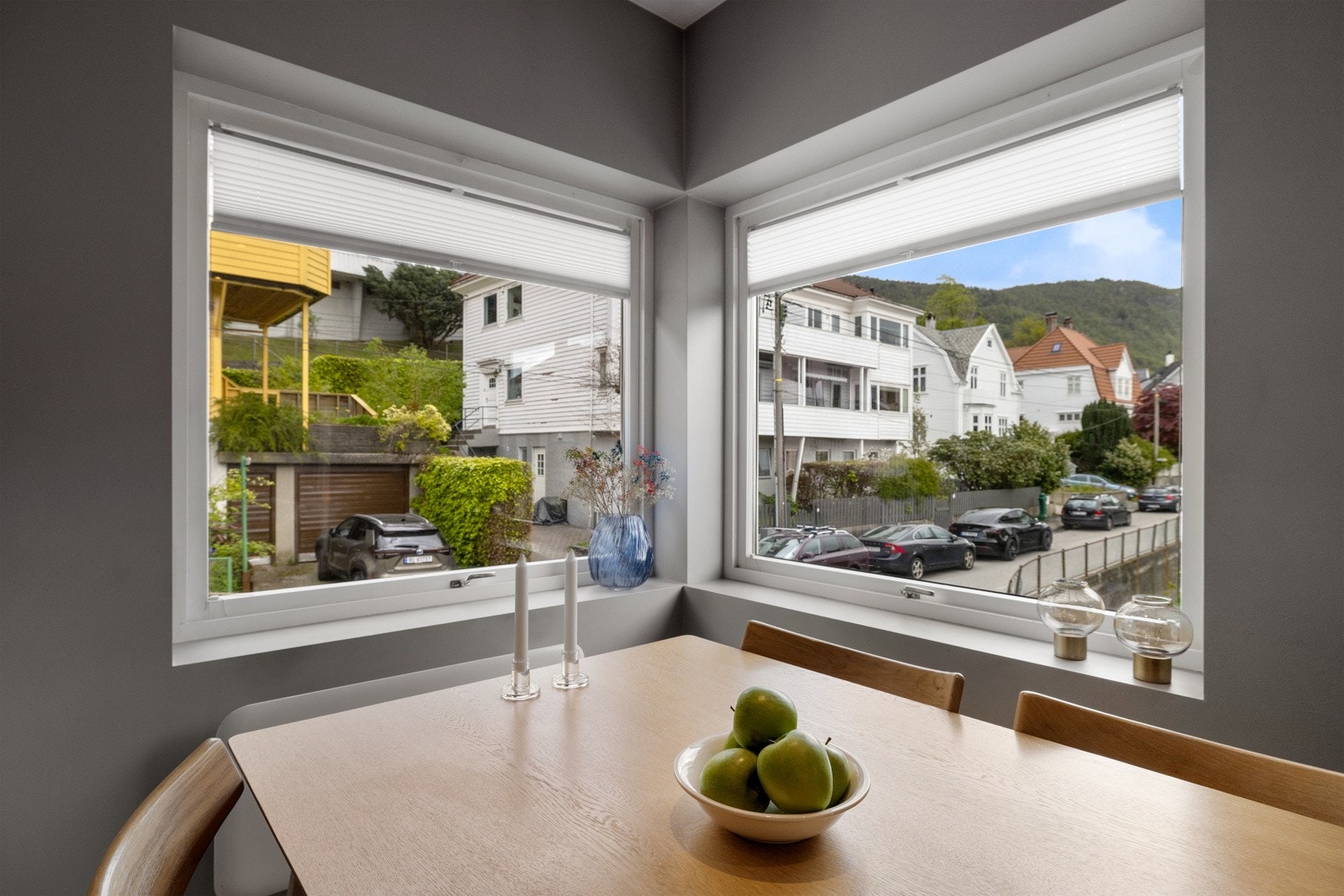 Det er god plass til spisestuebord og vinduene på begge sider gir utsyn over tilliggende nærområde. Galleribilde