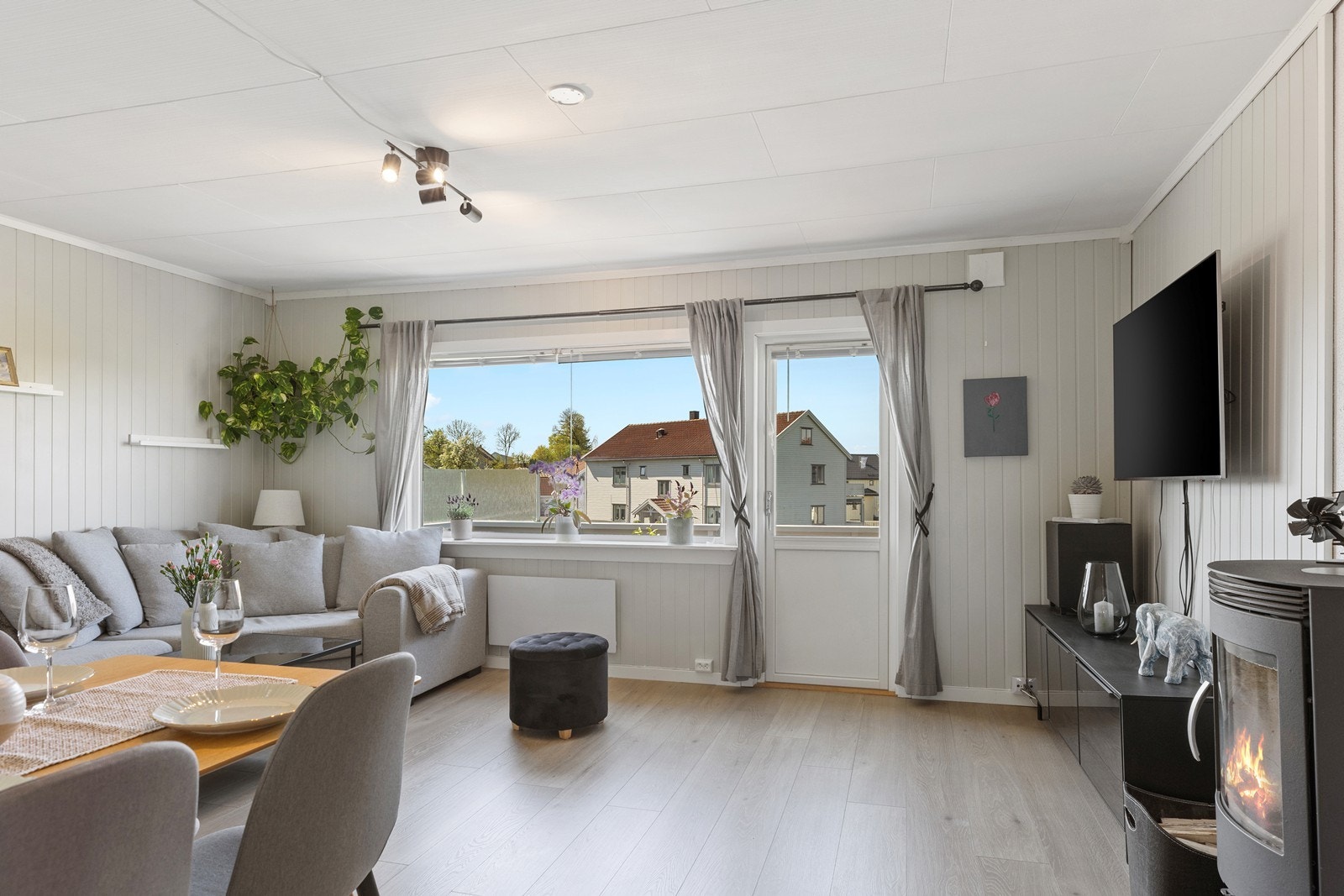 Lys og romslig stue med flott peis som skaper en varm atmosfære Galleribilde