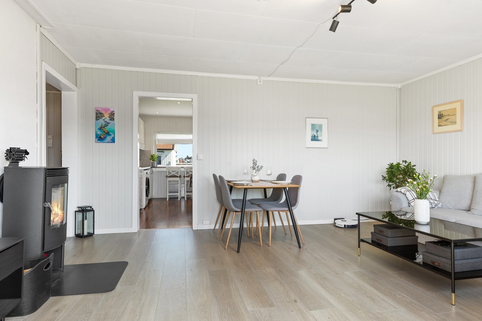 Stuen har plass til sofa, stuebord og spisebord Galleribilde