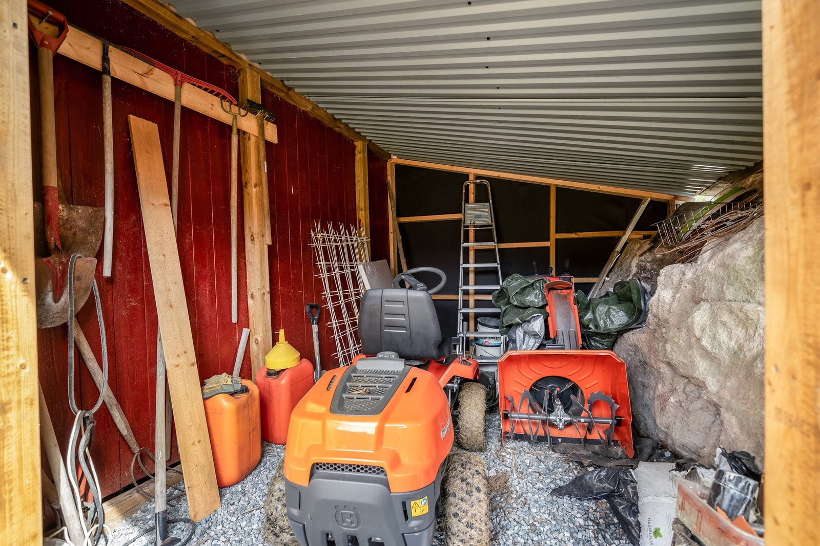 Sitteklipper, snøfreser og jordfres medfølger ved salg Galleribilde