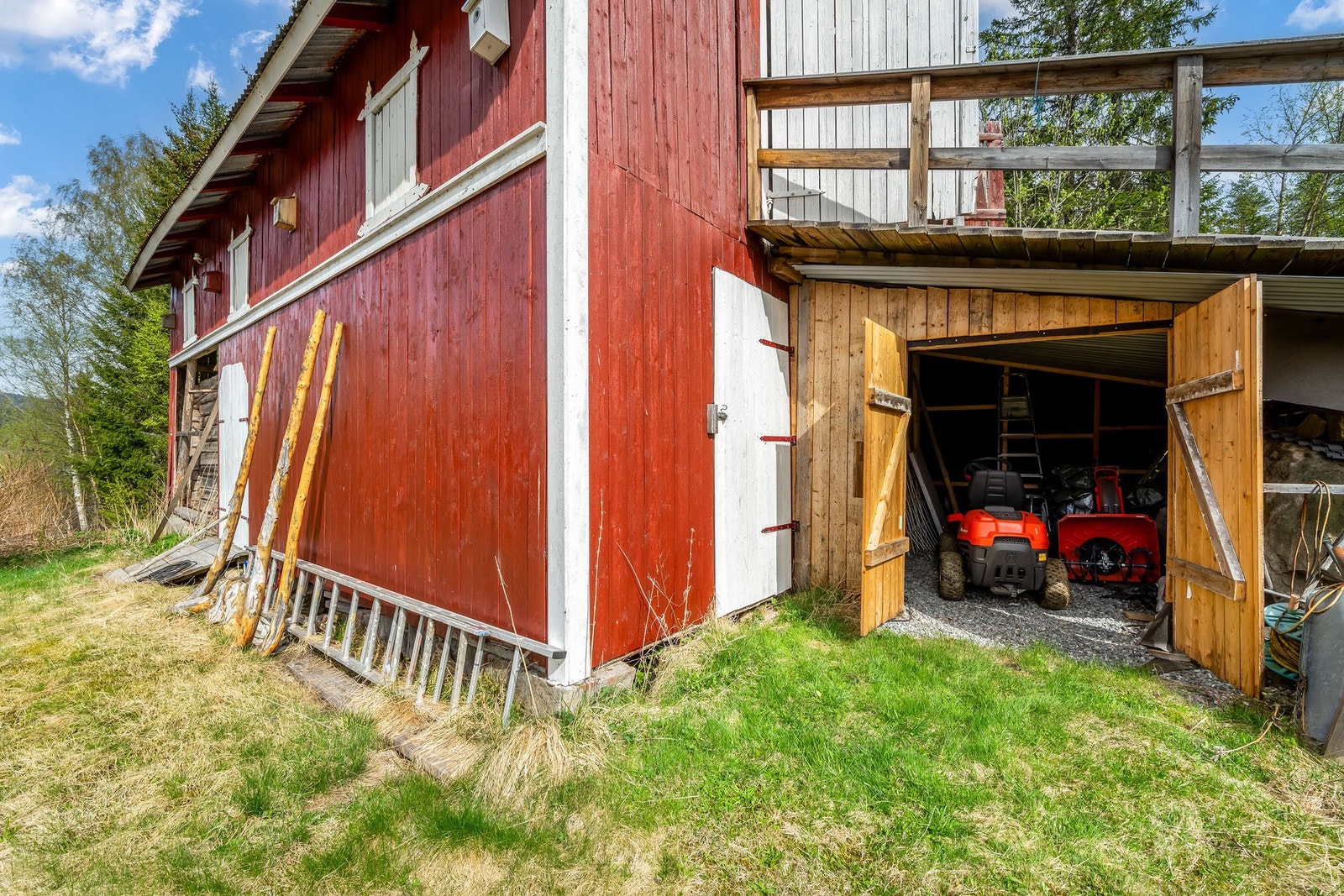 Låvebrua er av nyere dato og det er laget et dryppfritt rom under låvebrua til oppbevaring av for eksempel sitteklipper Galleribilde
