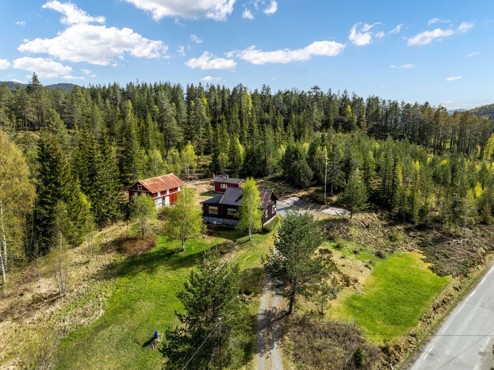 Med nesten 10 daa tomt, er det mange muligheter til å dyrke sine egne grønnsaker eller ha noen dyr på beite Galleribilde