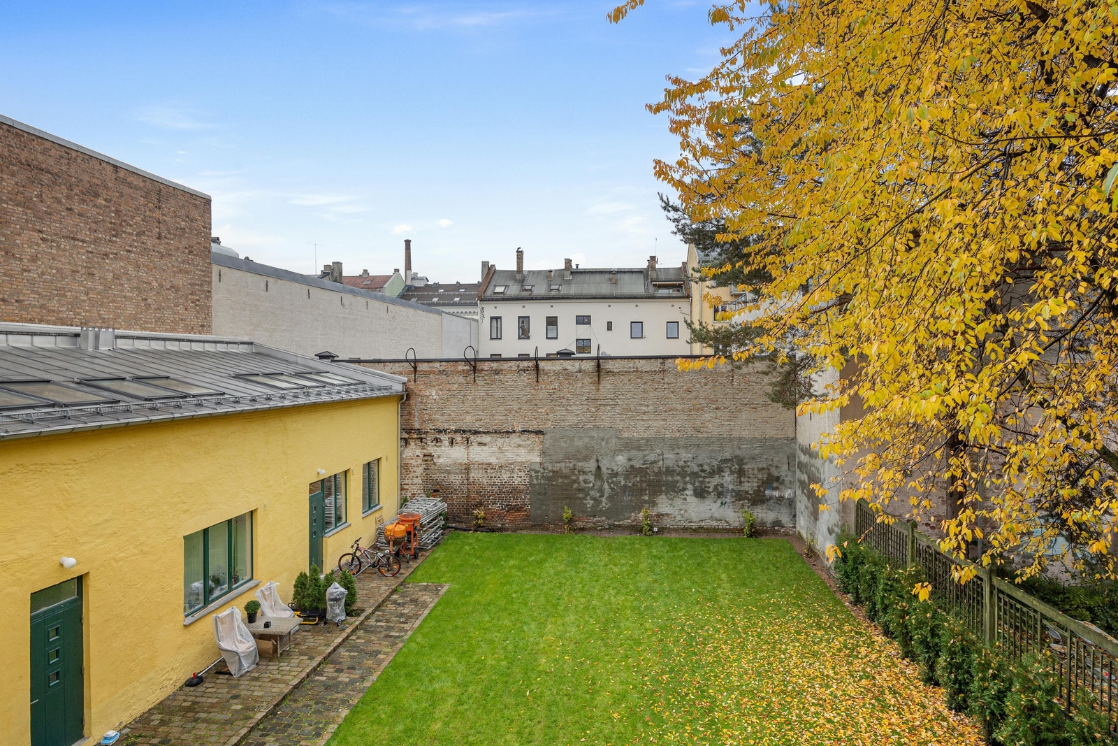 Utsikt mot bakgården Galleribilde